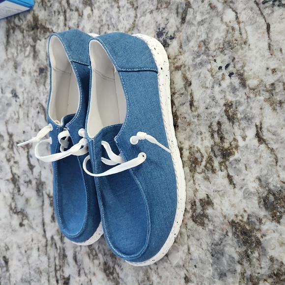 Nwot. Slip on comfy shoes size 8. Never worn - Picture 3 of 5